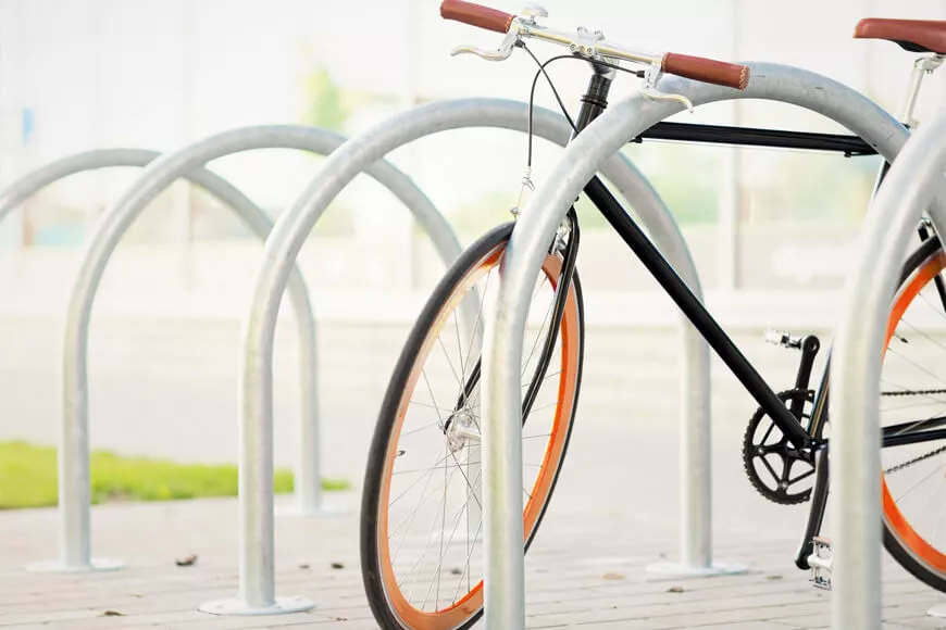 bicicleta estacionada contra un cicloestacionamiento
