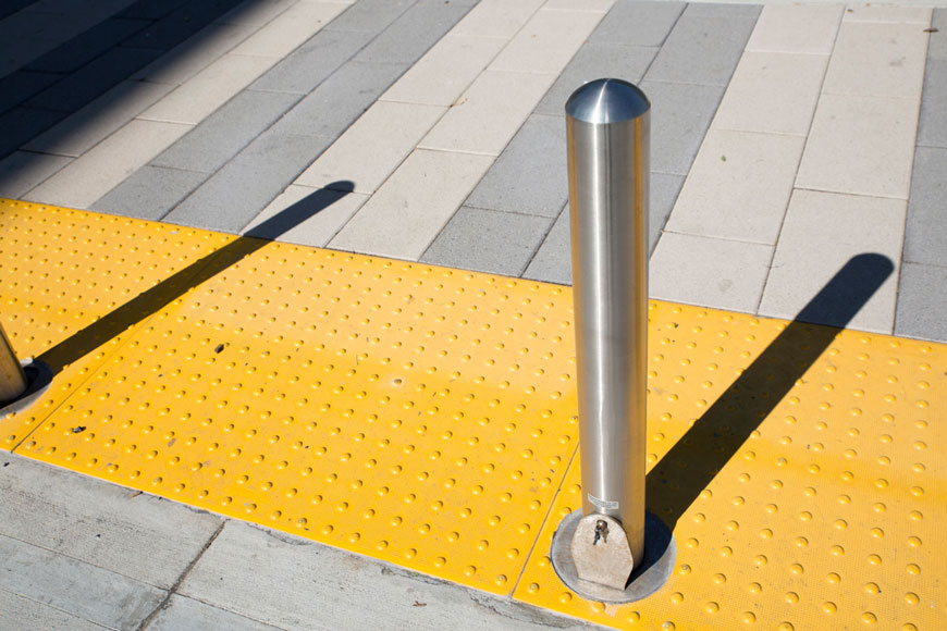 Removable bollard using receiver with lid