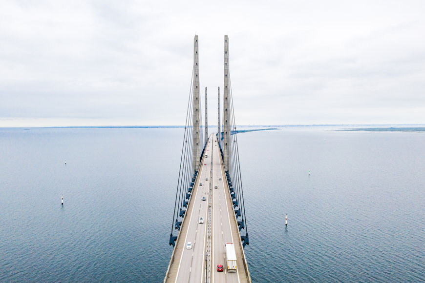 A bridge between Sweden and Denmark features a cable median