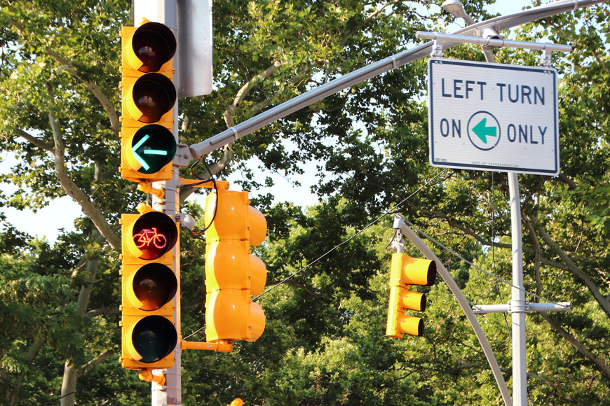 A light in Manhattan shows left turn green only and a red-light for cyclists