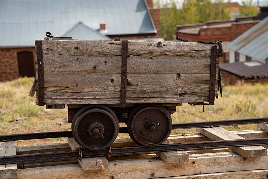 Un vieux chariot minier se trouve sur des rails dans un musée minier