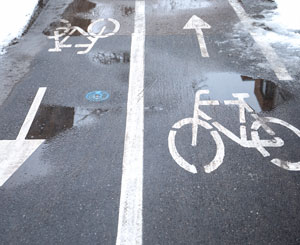 Bike paths with bidirectional flow, the outside lane moving counterflow to traffic, ice and snow on the ground