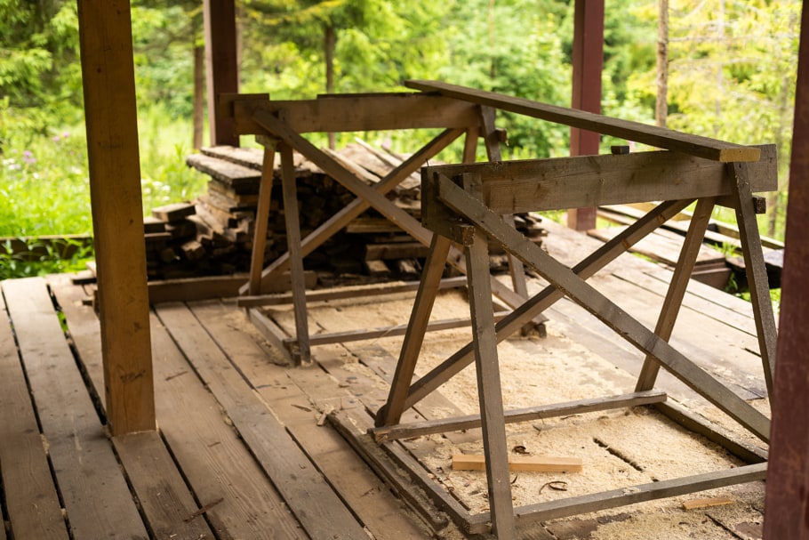 Une planche en bois de cumaru repose sur deux chevalets.