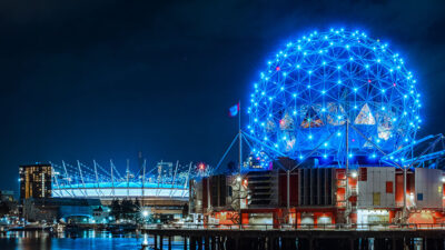 El Science World de Vancouver y el BC Place Stadium iluminados por la noche.