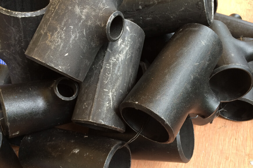 Los accesorios de tubería de hierro fundido son un ejemplo del uso del hierro fundido en una variedad de aplicaciones